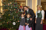 Landeshauptmann Mag. Franz Voves und Landesrätin Mag. Elisabeth Grossmann feiern in der Aula der Grazer Alten Universität mit Kindern Weihnachten.  © Foto Fischer