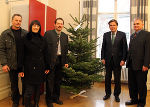 LH Voves bekam von (v.l.) Karl Rappolt, Eveline Timmerer-Maier, Harald Kraxner und Mag. Alfred Palzer den Christbaum überreicht; Foto bei Quellenangabe honorarfrei 