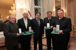 Erhielten von Landeshauptmann Mag. Franz Voves (Mitte) das Große Goldene Ehrenzeichen des Landes Steiermark überreicht(v.l.): Hubert Pengg, Univ.-Prof. Dr. Reinhard Rack, Prof. Horst Goldemund und Kommerzialrat Peter Mühlbacher.