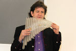 Der blinde Musiker Wolfgang Nigelhell stimmte mit Panflötenmusik auf die Veranstaltung ein.