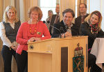 Heitere Gesichter bei der Show des Improvisationstheaters "BaggerindaMur" am Podium (v.l.): Bildungslandesrätin Mag. Elisabeth Grossmann, Redakteurin Claudia Gigler, Landeshauptmann Mag. Franz Voves, Chefredakteur-Stv. Dr. Thomas Götz und "Zweitfrau" Diana Lueger.