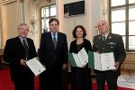 v.l.: Dr. Wolfgang Benedek, LH Voves, Dr. Annelies Pichler und Manfred Oswald bei der Verleihung des Menschenrechtspreises 2009; Foto bei Quellenangabe honorarfrei