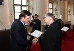 Dr. Wolfgang Benedek bekommt von LH Voves den Menschenrechtspreis überreicht; Foto bei Quellenangabe honorarfrei