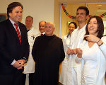 v.l.: Sandra Schwarzenberger dolmetschte das Gespräch mit Dr. David Kaufmann, LH Voves und Pantientinnen und Patienten; Foto bei Quellenangabe honorarfrei