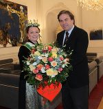 Bernadette I überreichte LH Voves einen wahrlich königlichen Blumenstrauß © LPD/ Foto bei Quellenangabe honorarfrei