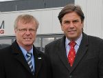 Landeshauptmann Voves und Bürgermeister Haller vor der neuen Sportzentrum Aichfeldhalle. 