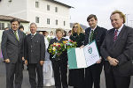 v.l.: LH Voves, die Senior- und Junior-Chefs der Firma Titz und LAbg. Bgm. Schleich bei der Übergabe des Steiermärkischen Landeswappens an die Firma Titz.