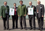 v.l: Florian Lugitsch, Ing. Werner Lugitsch, LH Voves, Dieter Lugitsch und Herbert Lugitsch bei der Überreichung des Landeswappens; Foto bei Quellenangabe honorarfrei. © Günther Linshalm