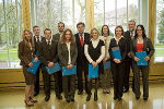 LH Voves und Präsident Dr. Wascher (2. V. li.)mit den frisch angelobten SteuerberaterInnen und WirtschaftsprüferInnen in der Orangerie des Grazer Burggartens.  © Foto Fischer