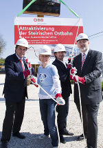Tatkräftig beim Spatenstich: LH Voves, LR Edlinger-Ploder, Projektleiter Schneider und der Vorstandssprecher der ÖBB-Infrastruktur AG Matthä.