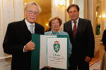 LH-Stv. a.D. Prof. Dr. Kurt Jungwirth, Gattin Marie-Louise und LH Mag. Franz Voves bei der Verleihung des Ehrenringes in der Grazer Burg. © Foto Frankl