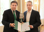 Landeshauptmann Voves übergibt das Goldene Ehrenzeichen des Landes Steiermark an Christoph Sumann