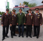 v.l.: HBI Werner Berger, OBR Anton Pendl, LH Franz Voves, Bgm. Franz Doppelhofer und ABI Ignatz Schiest vor dem neuen Löschfahrzeug der FF Falkenstein.