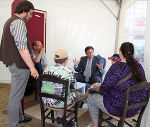 LH Voves diskutierte mit Besucherinnen und Besucher im Bücherdorf 2010