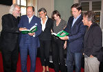 Gerhard Roth, Michael und Angelika Horowitz, Elisabeth Sobotka, Franz Voves und Wolfram Berger (v. l.) beim Schmökern.