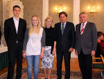 Landesschulsprecher Michael Eisner, Anna Zechner von der Modellschule Graz,  Bildungslandesrätin Elisabeth Grossmann, LH Franz Voves und Landesschulratspräsident Wolfgang Erlitz (v. l.)