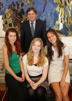 Die UWC-Absolventinnen Marie Schleef (li.) und Shany Tropper (re.) mit ihrer Nachfolgerin Anna Hotter und Landeshauptmann Franz Voves in der Grazer Burg.