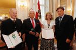 Regierungsrat Helmut Fritz, Medizinalrat Gerald Sieder und Professor Mary Frances Lubahn mit LH Voves nach der Verleihung © Robert Frankl