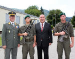 Heinz Zöllner, Militärkommandant der Steirermark (l.) und LH-Stv. Siegfried Schrittwieser mit jungen Wehrmännern