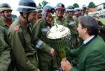 LH Voves überreicht den Siegespokal an die Gruppe Hierzenriegl 2 aus dem Bezirk Feldbach.