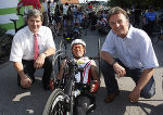 Manfred Putz  kurz vorm Startschuss mit BH Max Wiesenhofer (l.) und LAbg. Wolfgang Böhmer. 