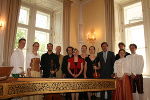 LH Franz Voves und Direktor Toni Maier mit Studierenden des Fachbereichs Alte Musik des J.J. Fux-Konservatoriums.