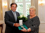 LH Franz Voves überreichte Stefanie Werger das Große Ehrenzeichen des Landes Steiermark. ©      