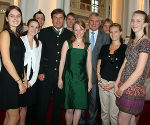 LH Voves und Wolfgang Erlitz gratulierten gemeinsam den erfolgreichen Maturantinnen und Maturanten (v.l.) ©      