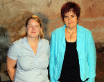 Archäologin Astrid Steinegger und Anthropologin Silvia Renhart (r.) wollen das Rätsel um die Skelette unter der Grazer Burg lösen.