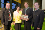 Historiker Bernhard A. Reismann, Vizebürgermeisterin Maria Fischer, Landeshauptmann Franz Voves und Bürgermeister Reinhard Reisinger (v. l.) mit der aktualisierten Gemeindechronik. © Foto: Verena Kaiser; bei Quellenangabe honorarfrei