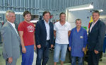 Vl.: VzBgm. Max Klade, LH Franz Voves und BR Michael Leitner (ganz rechts) mit Arbeitern der Firma ATB. © Heinz Waldhuber