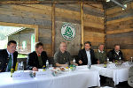 Bezirkshauptmann Josef Dick, Bürgermeister Karl Brandner, Militärkommandant Heinz Zöllner, Landeshauptmann Franz Voves, Bezirksfeuerwehrkommandant Gerhard Pötsch und Kurt Kalcher von der Abteilung für Katastrophenschutz (v. l.)