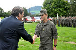 Landeshauptmann Franz Voves mit Rekruten im Hintergrund