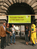 Das Fairstyria-Team aus der Fachabteilung Europa und Außenbeziehungen des Landes lädt am 30.9.2010 im Rahmen der ersten „Fairen Woche Steiermark" zum Fairtrade-Tag in die Grazer Burg: Ludwig Rader, Heidi Körbler, Johannes Steinbach und Maria Elßer-Eibel mit einer „fairen Banane" (v.l.n.r.)