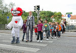 Helmi mit Kindern auf Schutzweg © Fotos: ORF Wolf; bei Quellenangabe honorarfrei