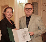 Kulturlandesrätin Bettina Vollath überreicht dem Grazer Autor Gabriel Loidolt den Literaturpreis des Landes Steiermark © Landespressedienst Steiermark; bei Quellenangabe honorarfrei