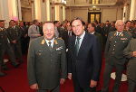 Generalleutnant Höfler und Landeshauptmann Voves mit den Kommandanten des Heeres in der Aula der Grazer Alten Universität.  © Foto Frankl