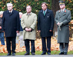 Stadtpfarrprobst Heinrich Schnuderl, GR Peter Piffl-Percevic, LH Franz Voves und Militärkommandant Heinz Zöllner (v. l.) beim Totengedenken auf dem Zentralfriedhof.