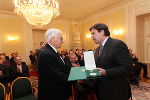 Großes Goldenes Ehrenzeichen des Landes Steiermark mit dem Stern: Dieter Knall und Landeshauptmann Franz Voves.