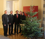 Johann Gruber, Harald Kraxner, Karl Rappold und Eveline Timmerer-Maier (v. l.) überreichten LH Franz Voves (Mitte) einen Weihnachtsbaum aus der Holzwelt Murau.