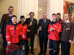 Alois Reicht (li.) und Markus Ziehenberger (re.) übergaben gemeinsam mit jungen Feuerwehrmännern das Friedenslich an LH Voves und LH-Stv. Schützenhöfer © Foto Landespressedienst; bei Quellenangabe honorarfrei