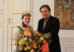 Blumenkönigin Lisa I. überreicht LH Franz Voves einen Blumengruß der steirischen Gärtner und Floristen.