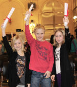Miriam, Daniel und Selina von der Volksschule Lieboch sind stolz auf ihre Sponsionsrolle.