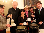 Angela Lienhart, Bischof Egon Kapellari, Elizabeth Sepulveda, Landesrätin Kristina Edlinger-Ploder, Gemeinderätin Sissy Potzinger und LH Franz Voves (v. l.) beim Benefizsuppenessen © Landespressedienst; bei Quellenangabe honorarfrei