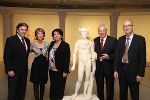 Götterbote Hermes umringt von LH Voves, Moderatorin Barbara Rett, Susanne Leitner-Böchzelt (Leiterin der Kunsthalle), Bgm. Matthias Konrad und Andreas Scholl von den Staatlichen Museen Berlin (v. l.) 