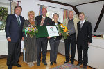 LH Voves gratuliert Barbara, Michael, Herta, Manfred und Phillip Moll zum verliehenen Landeswappen (v.l.:). ©      