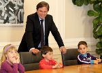 Elsa, Niki und Lorenzo ließen sich von LH Voves das Regierungssitzungszimmer erklären.  ©      