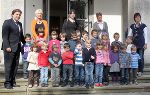 Auch den Burggarten besichtigen die Kindergartenkinder