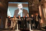 Beim festlichen Empfang von Landesrat Christian Buchmann zum diesjährigen Europatag ging es um Fragen wie „Mobilität und Identität in Europa – ein wachsendes Netz verschiedener Kulturen mit unterschiedlichen Grenzen. Und: EU-Außengrenzen, die ausgrenzen?“. Von links: Margarethe Markovec, Frido Hütter, Landesrat Christian Buchmann, Moderator Peter Wolf, Gottfried Wagner vom BMUKK, Gerhard Melzer vom Literaturhaus und "Creative-Industrieller" Eberhard Schrempf