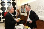 Zweiter Landtagspräsident Franz Majcen am Stand des Bundesministerium für europäische und internationale Angelegenheiten mit  Martin Krüger, dem Leiter a.i. der Abteilung für kulturelle und wissenschaftliche Veranstaltungen im Ausland.